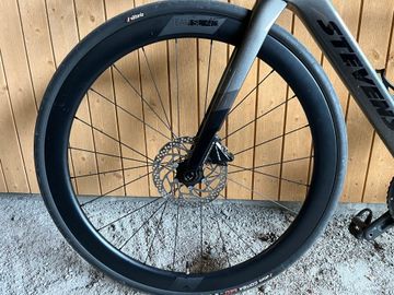 Used Stevens Izoard Disc 2023 2023 Road & Gravel, Light Gray — image 10 of 11