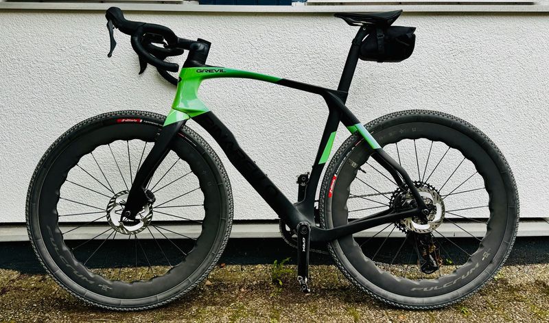 Použité Pinarello GREVIL F9 - SHIMANO GRX Di2 2025 2025 Road & Gravel