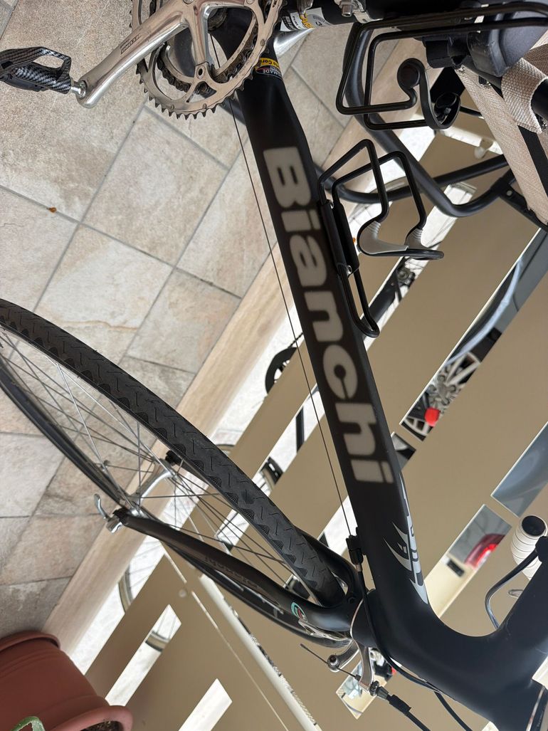 Used Bianchi Oltre Campagnolo Veloce 2017 Road & Gravel, Black — image 5 of 6