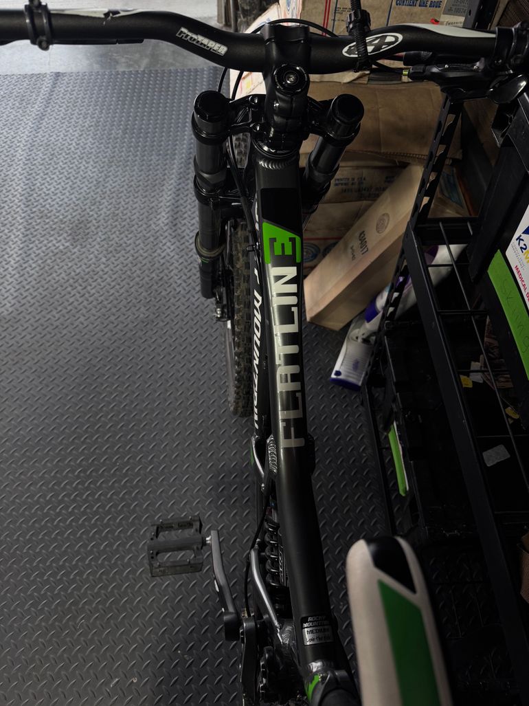 Used Rocky Mountain Flatline Park 2013 2013 Mountainbike, Light Gray, 26 — image 3 of 8