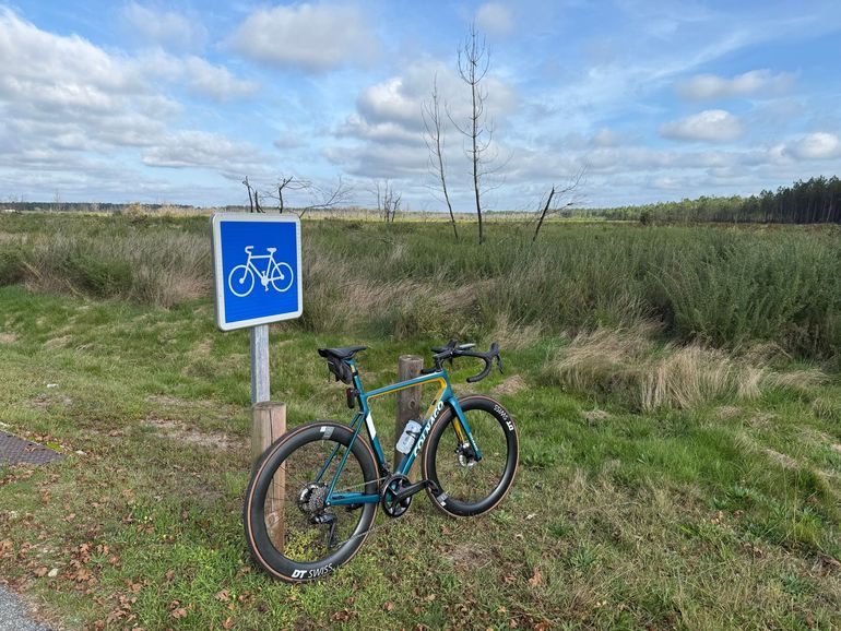 Used Colnago v3 Custom Shimano Ultegra Di2 2023 Road & Gravel, Blue — image 4 of 4