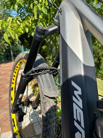 Merida eONE-SIXTY 575 2023 2023 Mountainbike usato, Grigio chiaro — immagine 7 di 10