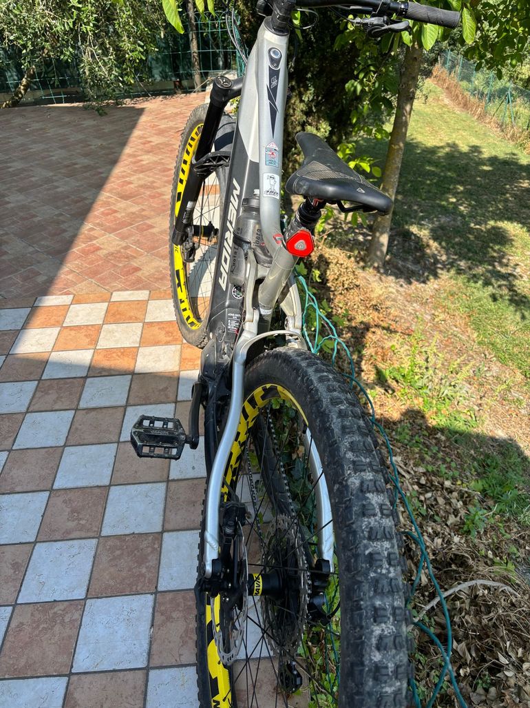 Merida eONE-SIXTY 575 2023 2023 Mountainbike usato, Grigio chiaro — immagine 3 di 10