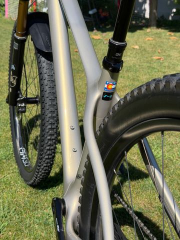 Used Yeti ARC Torq XT 2022 Mountainbike, Light Gray — image 3 of 13