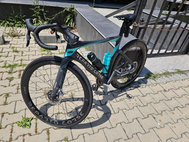 Used Bianchi Oltre RC (2024) – SRAM Red AXS OLTRE RC 2024 Road & Gravel, Light Gray — image 4 of 9