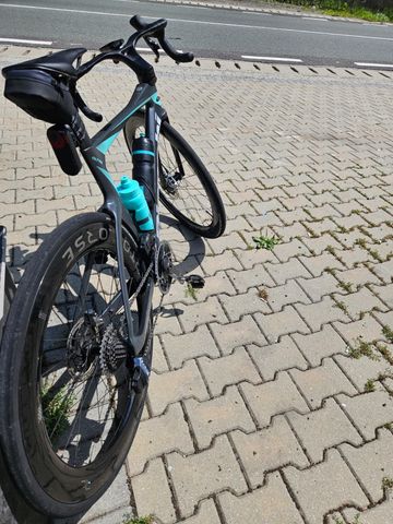 Used Bianchi Oltre RC (2024) – SRAM Red AXS OLTRE RC 2024 Road & Gravel, Light Gray — image 8 of 9