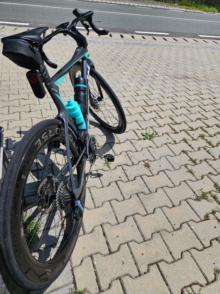 Used Bianchi Oltre RC (2024) – SRAM Red AXS OLTRE RC 2024 Road & Gravel, Light Gray — image 8 of 9