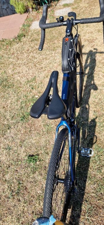 Used Giant Revolt Advanced 2 2024 2024 Road & Gravel, Blue — image 4 of 6