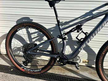 Used Epic 8 Custom SRAM X0 2026 Mountainbike, Light Gray — image 2 of 3
