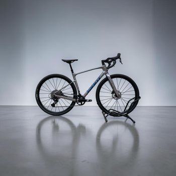 Giant Revolt Advanced 1 2024 2024 Road & Gravel usato, Grigio chiaro — immagine 2 di 7