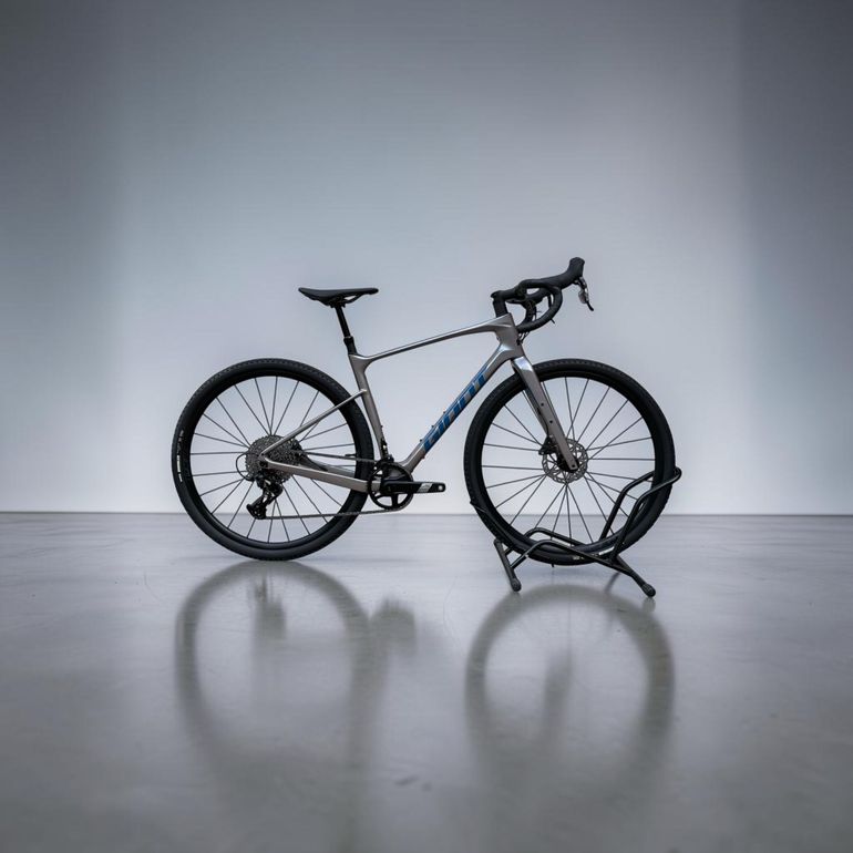 Giant Revolt Advanced 1 2024 2024 Road & Gravel usato, Grigio chiaro — immagine 2 di 7
