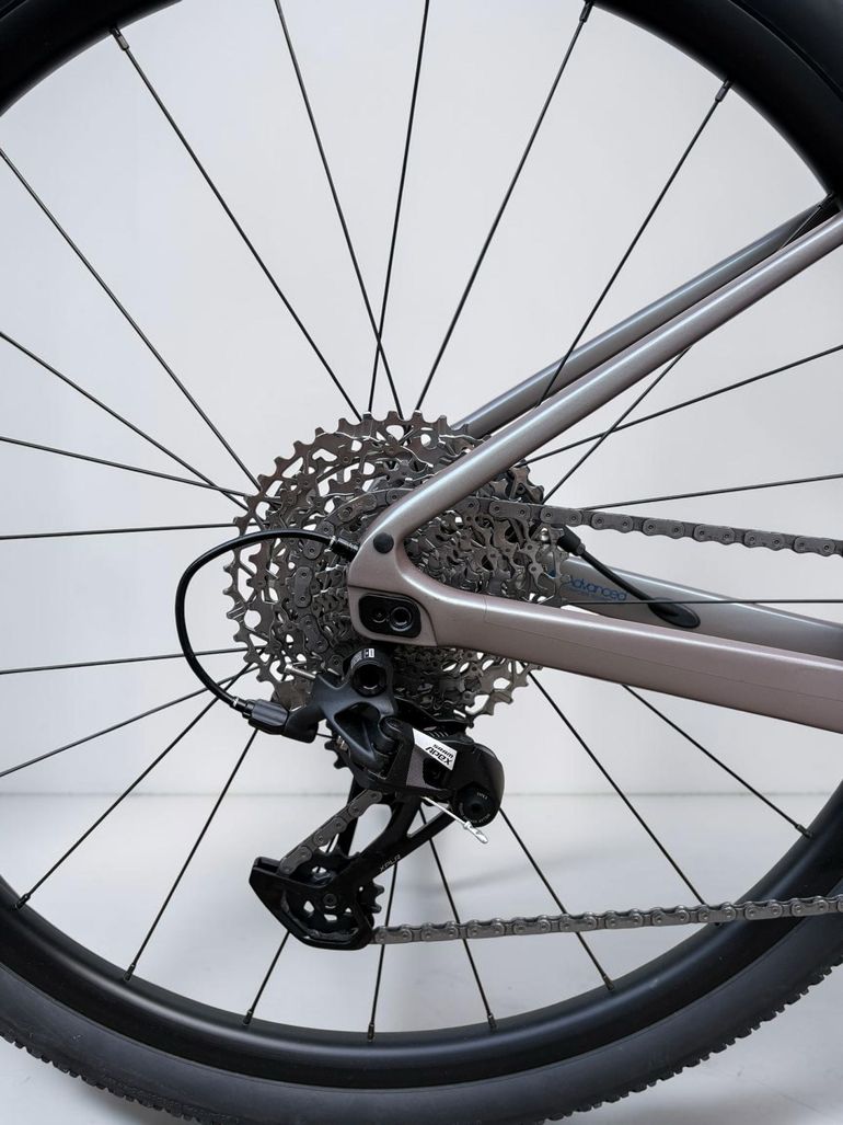 Giant Revolt Advanced 1 2024 2024 Road & Gravel usato, Grigio chiaro — immagine 3 di 7