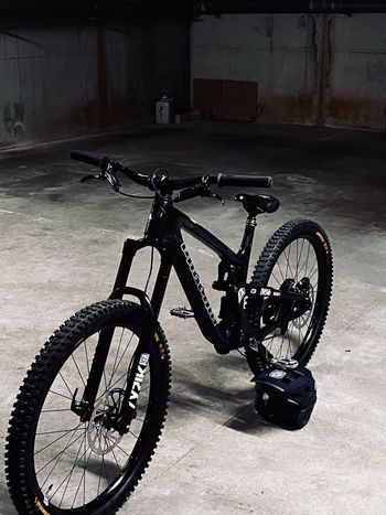 Propain Tyee CF 27.5 Start 2022 2022 Mountainbike usato, Nero — immagine 2 di 9