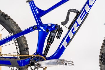 Used Trek Slash 8 2022 2022 Mountainbike, Blue, 29 — image 7 of 9