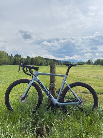 Used Bianchi Aria Shimano Ultegra Di2 2023 Road & Gravel, Blue — image 2 of 3