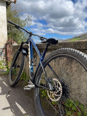 Used Trek Roscoe 8 2023 2023 Mountainbike, Blue, 27.5, 29 — image 6 of 9