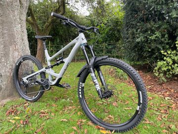 YT Industries Capra CORE 2 MX 2024 2024 Mountainbike de segunda mano, Gris claro — imagen 2 de 3