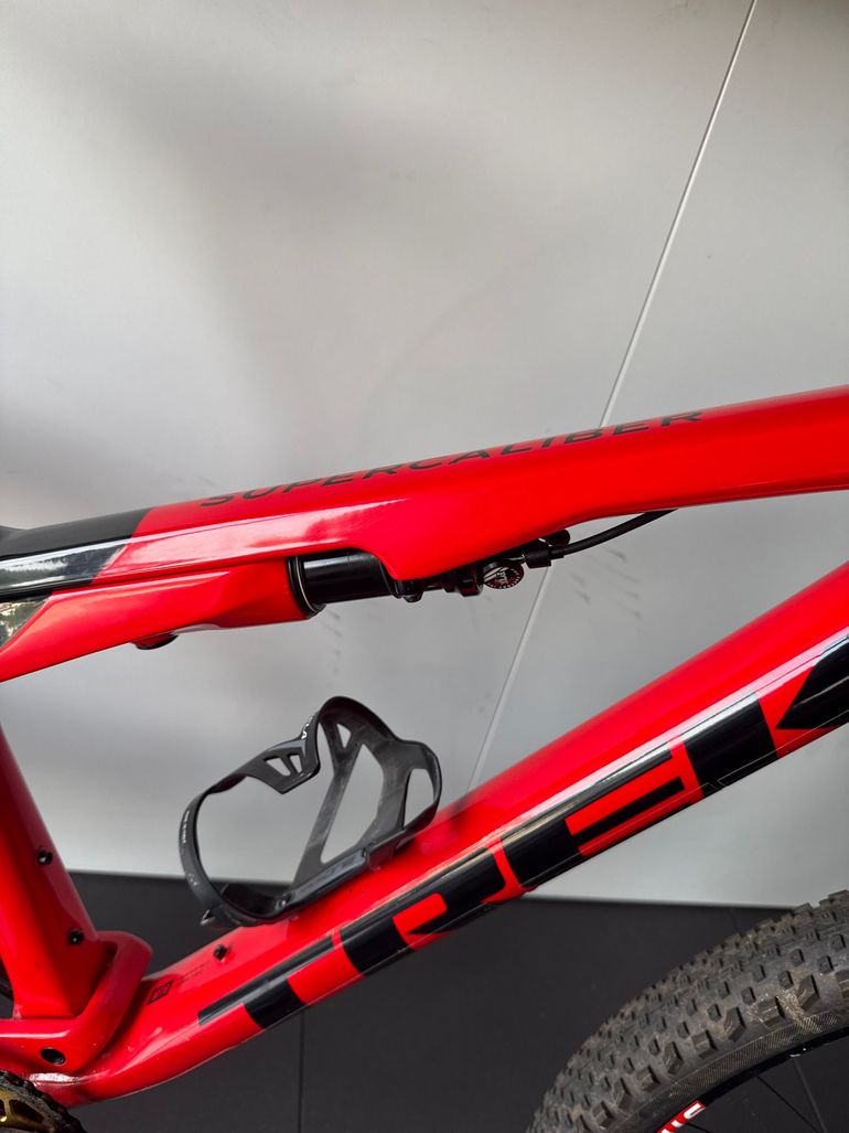 Used Trek Supercaliber 9.6 2023 2023 Mountainbike, Red — image 4 of 5