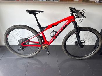 Used Trek Supercaliber 9.6 2023 2023 Mountainbike, Red — image 2 of 5