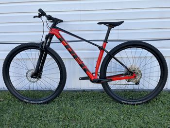 Used Trek Procaliber 9.5 2024 2024 Mountainbike, Red, 29 — image 4 of 5