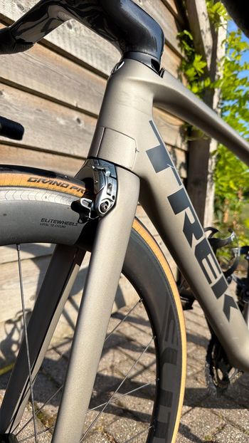 Used Trek Madone 9.5 2017 2017 Road & Gravel, Light Gray — image 10 of 86