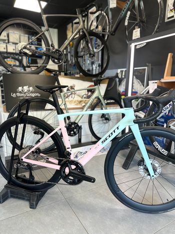 Używany Scott Addict RC 10 2025 2025 Road & Gravel
