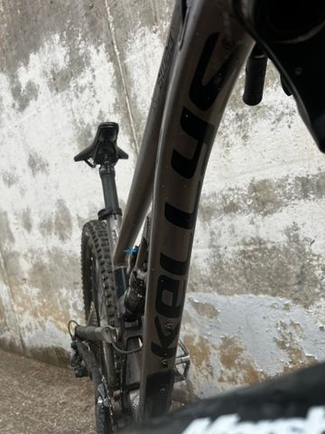 Kellys SWAG 10 29" 2024 2024 Mountainbike usato, Grigio chiaro — immagine 7 di 8