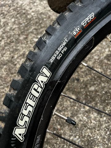 Kellys SWAG 10 29" 2024 2024 Mountainbike usato, Grigio chiaro — immagine 6 di 8