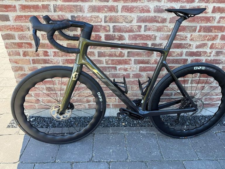 Scott Addict RC 40 2024 2024 Road & Gravel usato, Verde — immagine 2 di 3