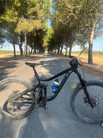 Used Giant Reign 2 2019 2019 Mountainbike, Black, 27.5 — image 2 of 6