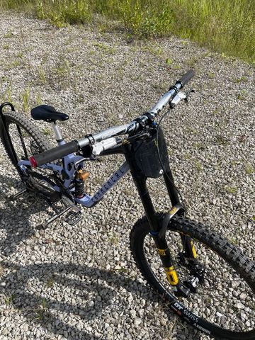 Used Commencal Custom SRAM GX DH 2024 Mountainbike, Purple — image 2 of 5