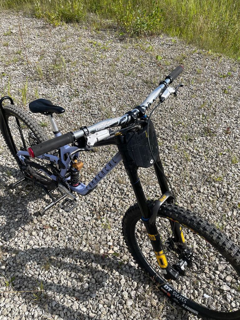 Commencal Custom SRAM GX DH 2024 Mountainbike d'occasion — image 2 sur 5