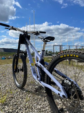 Used Commencal Custom SRAM GX DH 2024 Mountainbike, Purple — image 4 of 5