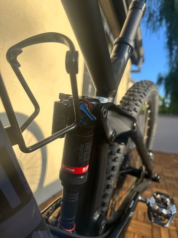 Used Trek Slash 8 2019 2019 Mountainbike, Black, 29 — image 9 of 17
