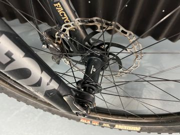 Tweedehands Canyon Spectral:ON CFR 2022 2022 Mountainbike — afbeelding 12 van 19