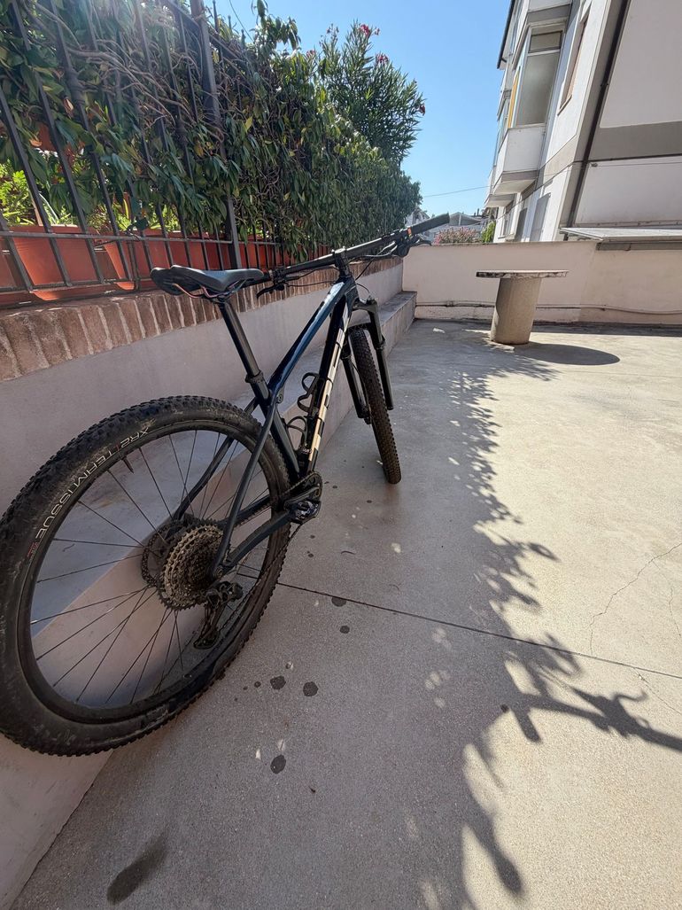 Trek Procaliber 9.6 2023 2023 Mountainbike usato, Blu — immagine 3 di 4