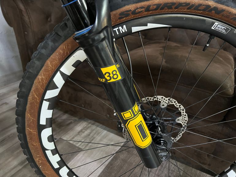 Mondraker LEVEL RR 2022 2022 Mountainbike usato, Grigio chiaro — immagine 15 di 30