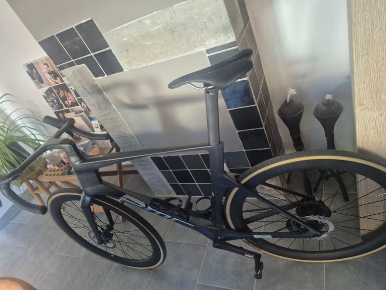 Used BMC R01 Four 2025 Road & Gravel, Black — image 9 of 12