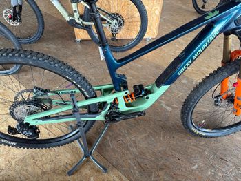 Used Rocky Mountain Altitude Shimano Deore XT 2025 Mountainbike, Green — image 4 of 4