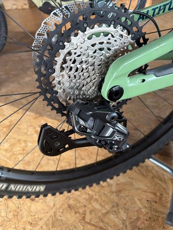 Used Rocky Mountain Altitude Shimano Deore XT 2025 Mountainbike, Green — image 3 of 4