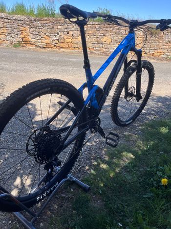 Mondraker RAZE R 2024 2024 Mountainbike usato, Blu — immagine 3 di 4