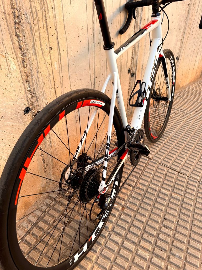 Used CUBE ATTAIN Pro Disc 2019 2019 Road & Gravel, White — image 19 of 23