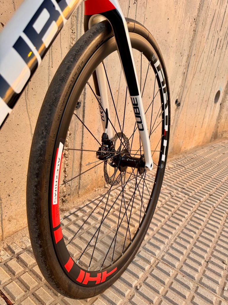 Used CUBE ATTAIN Pro Disc 2019 2019 Road & Gravel, White — image 18 of 23