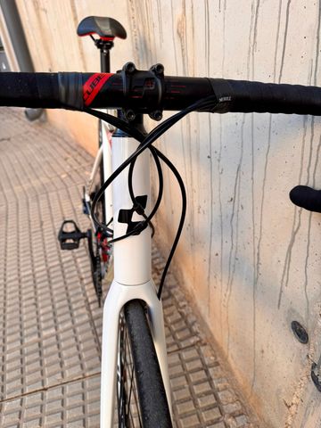 Used CUBE ATTAIN Pro Disc 2019 2019 Road & Gravel, White — image 10 of 23
