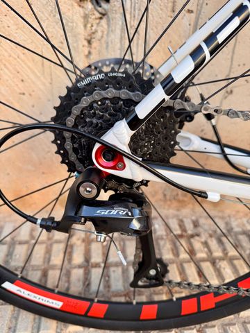 Used CUBE ATTAIN Pro Disc 2019 2019 Road & Gravel, White — image 5 of 23