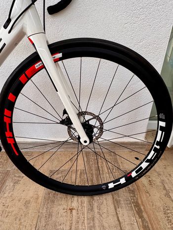 Used CUBE ATTAIN Pro Disc 2019 2019 Road & Gravel, White — image 8 of 8