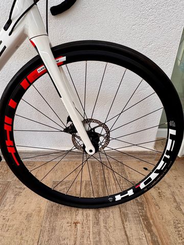 Used CUBE ATTAIN Pro Disc 2019 2019 Road & Gravel, White — image 8 of 8