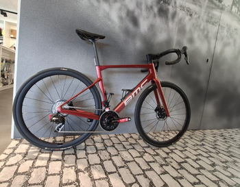 Gebrauchtes BMC Roadmachine 01 THREE 2024 2024 Road & Gravel, Rot — Bild 2 von 5