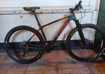 Trek Procaliber 9.7 2018 2018 Mountainbike usato, Grigio chiaro — immagine 2 di 4