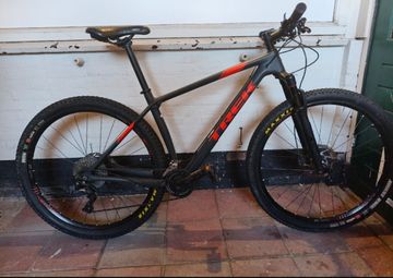 Used Trek Procaliber 9.7 2018 2018 Mountainbike, Light Gray, 27.5, 29 — image 2 of 4